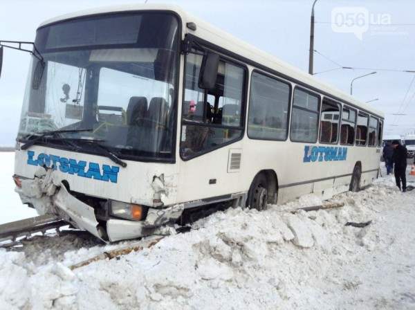 Автобус днепропетровск чуть не упал с моста7
