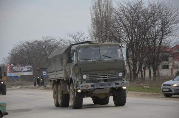 Российские грузовики вошли в Крым2