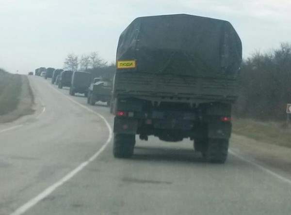 Российские грузовики вошли в Крым4