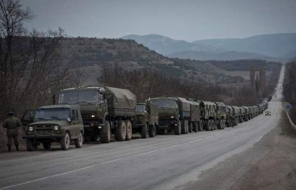 Российские грузовики вошли в Крым5