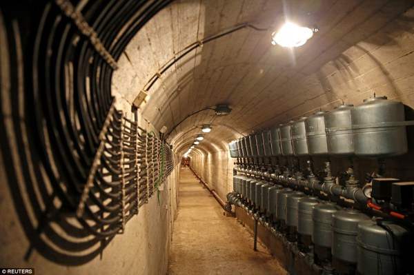 Туннель глубоко в сердце подземного секретного бункера Иосипа Тито, который был построен, чтобы противостоять ядерным атакам  
