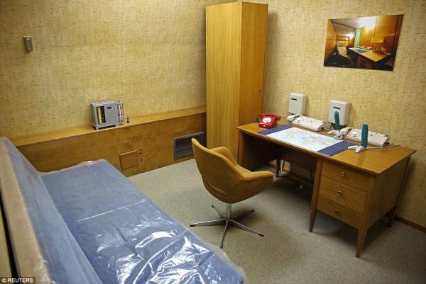 Офис секретаря Тито, в комплекте с рабочим столом, диваном и телефоном, построенном выдержать ядерный удар в 20 килотонн 