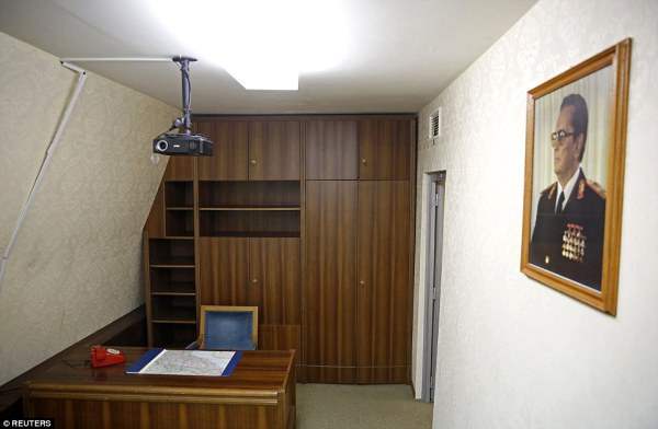 Офис Тито в бункере в "президентском блоке", который был построен для защиты правящего  класса страны в случае ядерного нападения  