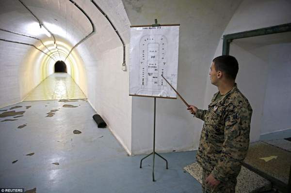  Солдат вырисовывает детали U-образного комплекса, который стоит дороже, чем  £ 3 млн 