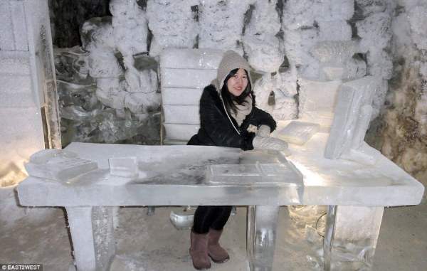 Ледяной офис работника Якутских пещер.