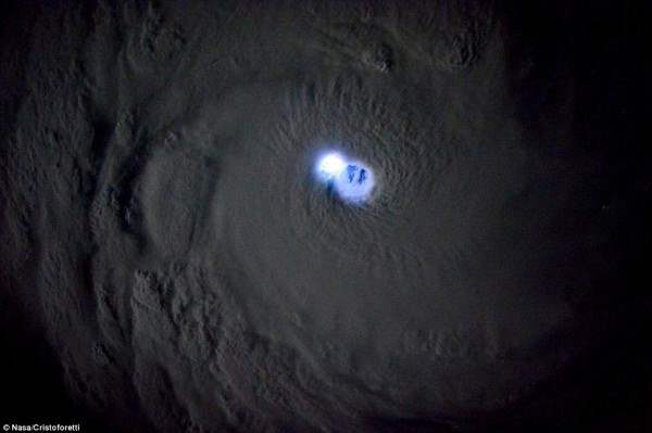 Итальянский астронавт на МКС отснял изображения циклона на Земле. Тропический циклон Банси был замеченв в Индийском океане , в то время как МКС находилась к востоку от Мадагаскара. Изображения показывают вспышки около  "Глаза шторма" 