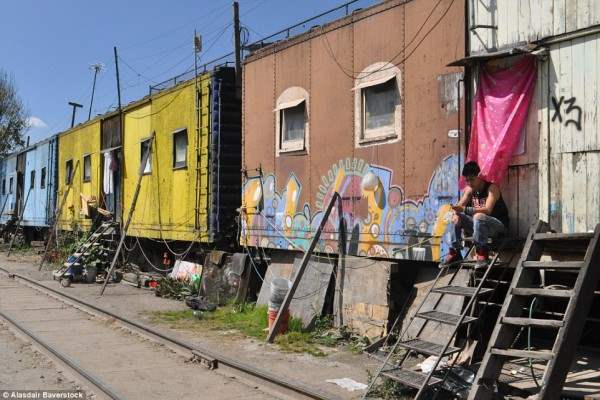 Дом, милый дом: Вагоны в Мехико, были брошены железнодорожной компанией более чем 20 лет назад и теперь стали домом для бедных семей железнодорожников. 