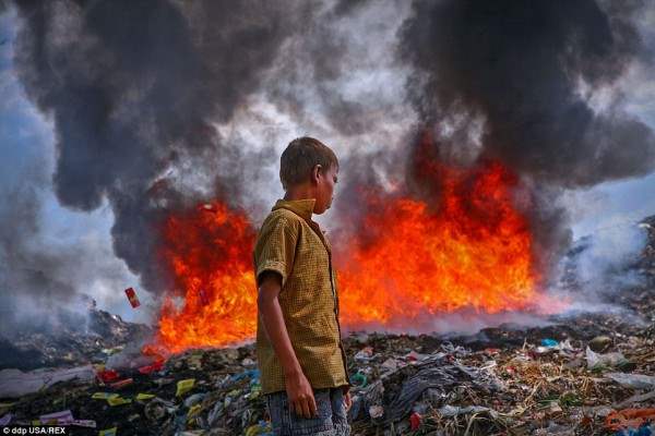 Свалка: Едкий дым от сжигания отходов заполняет легкие людей, живущих и работающих на свалке в одном из самых богатых городов в Бангладеш 