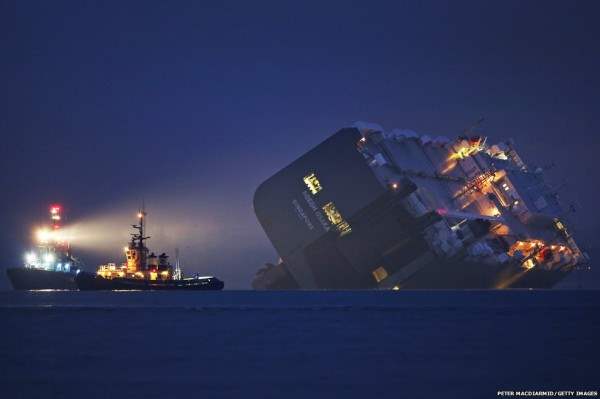 "Hoegh Osaka" сел на мель у острова Уайт в субботу , когда он покинул Саутгемптон. 51000-тонный корабль, который нес 1400 автомобилей, был на пути в Германию, когда произошла авария.