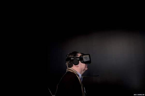 Последние гаджеты были представлены на выставке в Consumer Electronics Show (CES) в Лас-Вегасе. Здесь человек испытывает гарнитуру Oculus.