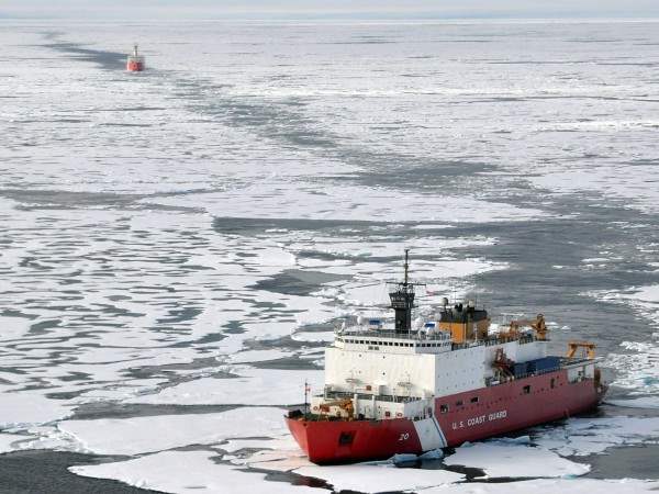 US Coast Guard работает в Арктике.