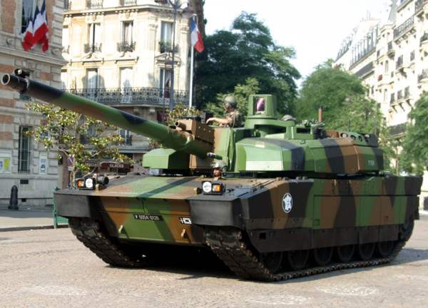 Танк "Леклерк"  из 2-й танковой бригады, участвующий в военном параде по случаю Дня Республики в Париже.