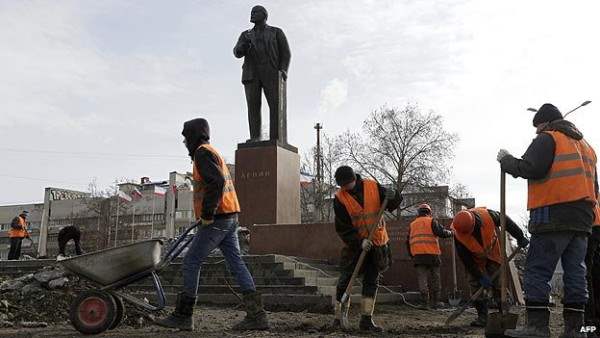 Призраки коммунизма. В Крыму восстанавливают памятники тиранам Советской власти.