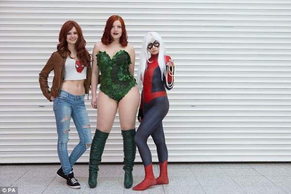 Сексуальные супергерои:  Пенни Бун как Мэри Джейн из-паука, Лиса, как Поисон Айви из Бэтмена и Ханна Браун в костюме женщины-кошки.