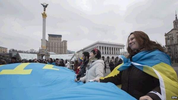 Крымские татары развернули свой флаг в Киеве, спустя год аннексии их родины. Они помнят, не простят.
