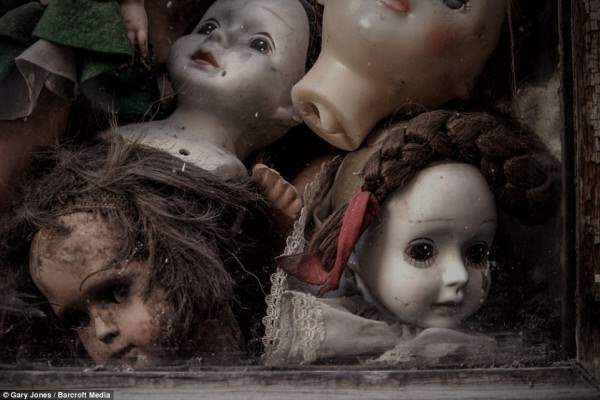 Все это выглядит , словно сцена из фильма ужасов. Мрачные взгляды кукол вызывают страх и ужас.