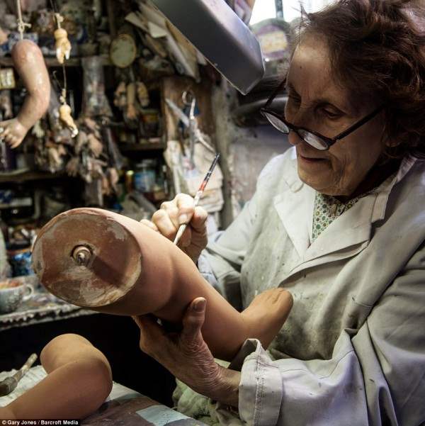 82-х летняя Джельсомина восстанавливает куклу