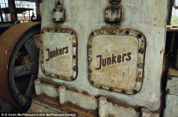  Техника Юнкерс  резинового завода еще размещена в затухающих зданиях Фордландии.