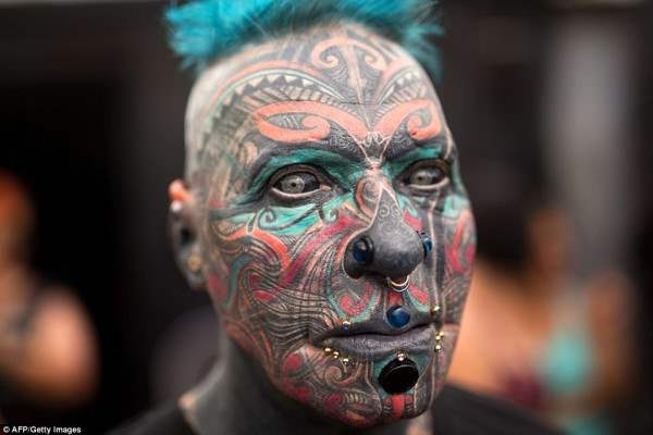 Магнит. Самый необычный персонаж на фестивале, тело которого полностью покрыто тату и различными аксессуарами в виде пробок.