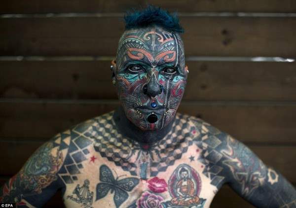 Магнит впервые появился на фото в 2010 году со своими необычными тату