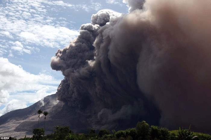 Взрыв: Потрясающие образы захватили 2,460 метровый вулкан, выбрасывающий горячую золу и газ на милю в воздух.