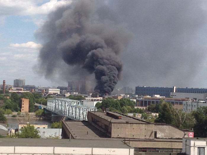 Сегодня горел завод. Завод ЗИЛ пожар. Горит завод в Москве. Горит завод в Москве сейчас. Пожар ЗИЛ В Москве сейчас.