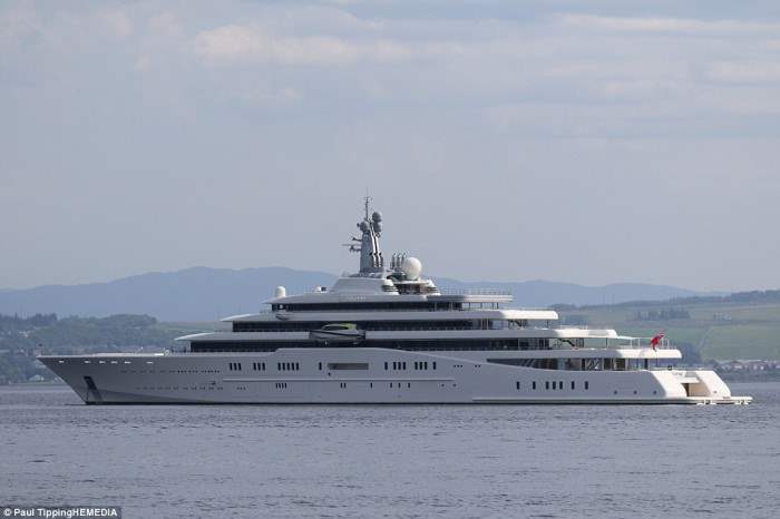 Eclipse - роскошная яхта, на которой прибыл в  Шотландию роман Абрамович. Стоимость яхты - 1.5 миллиарда долларов.