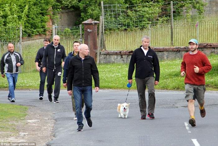 Роман Абрамович гулял со своей собакой, которую местные жители назвали "Мило".