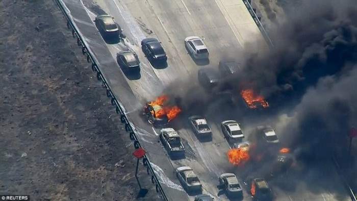 Жар от лесных  пожаров  в Калифорнии на столько велик, что возгораются проезжающие автомобили.