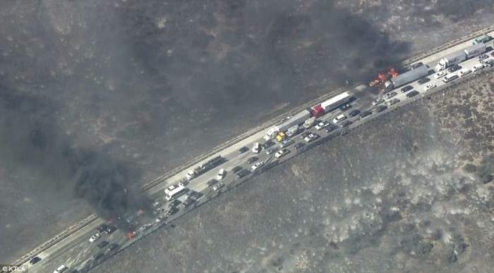 Ужасные кадры охваченных огнем автомобилей на шоссе в Калифорнии.