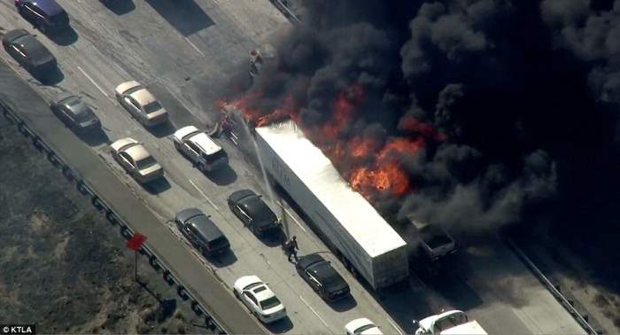 Пожар в Калифорнии прошел через шоссе.