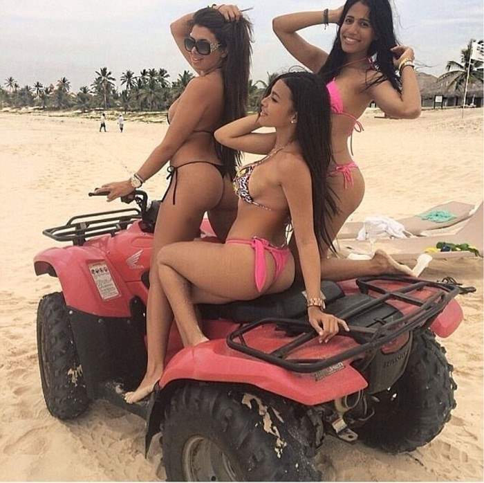 Три дамы в бикини, изображенные на квадроцикле  на пляже Синалоа в Масатлане. 