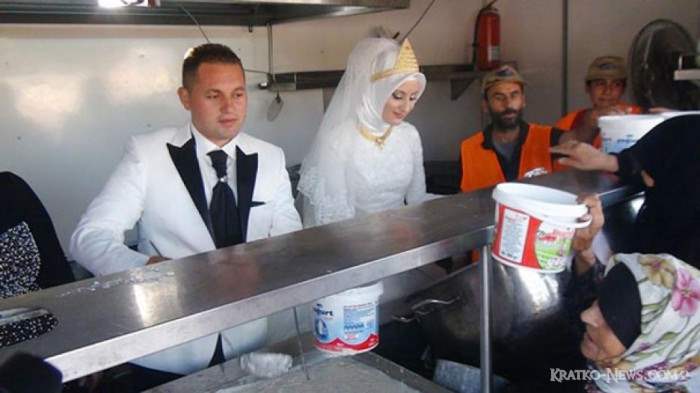 Турецкие молодожены в день свадьбы накормили 4000 беженцев и бездомных