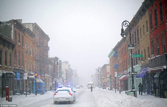 Полиция пробирается по снежному Бруклину, Нью-Йорк.