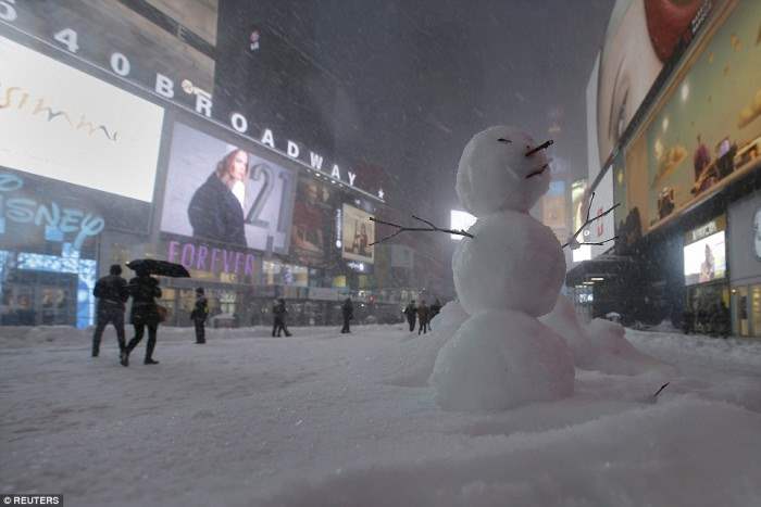 Снеговики заселили Таймс-сквер