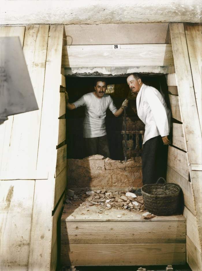 16 февраля 1923. Одно из двух изображений, показывающих Говарда Картера (слева) и лорда Карнарвона вместе в гробнице; они стоят в дверях частично демонтированных между прихожей и погребальной камерой. Лорд Карнарвон умер менее чем через два месяца после этого фото.