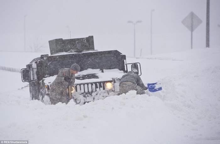 Хаммер Национальной Гвардии США застрял в снегу, Вирджиния, США.