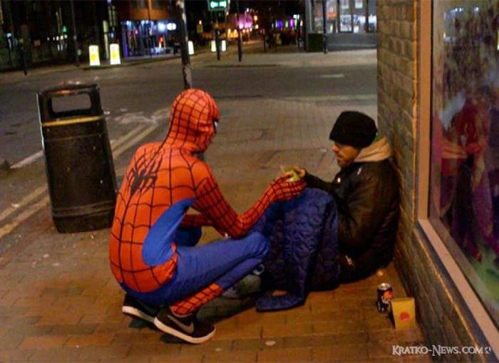 Человек-паук раздает еду бездомным доказывая, что каждый может быть бездомным