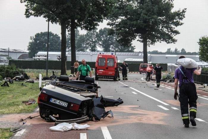 Audi-S8-crash-splits-car-in-half-Netherlands-1