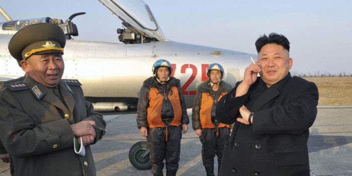 Ким Чен Ын на аэродроме