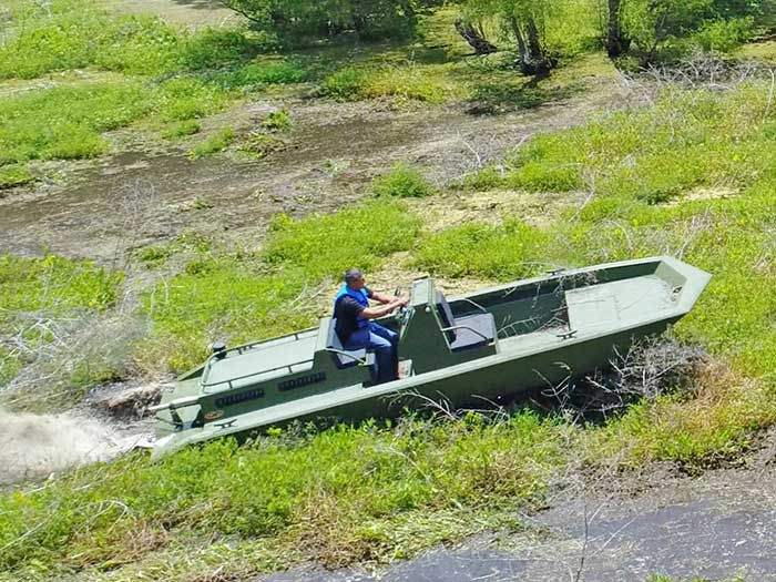 Проходимый катер. Трехколесная лодка Военная. Армейский катер с выдвижными колесами. Катера беспилотники Metal Shark. Утконос катер военный.