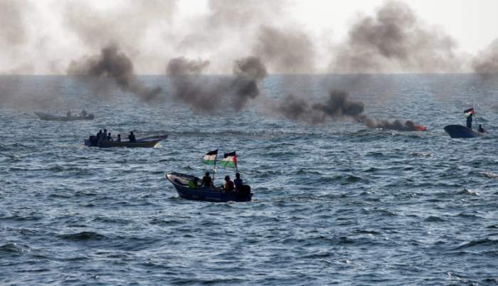 Палестинцы плывут по Средиземному морю 