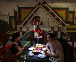 Пара в тайском ресторане в Бангкоке, Таиланд.