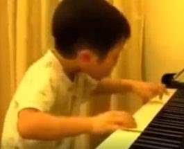 мальчик пианино