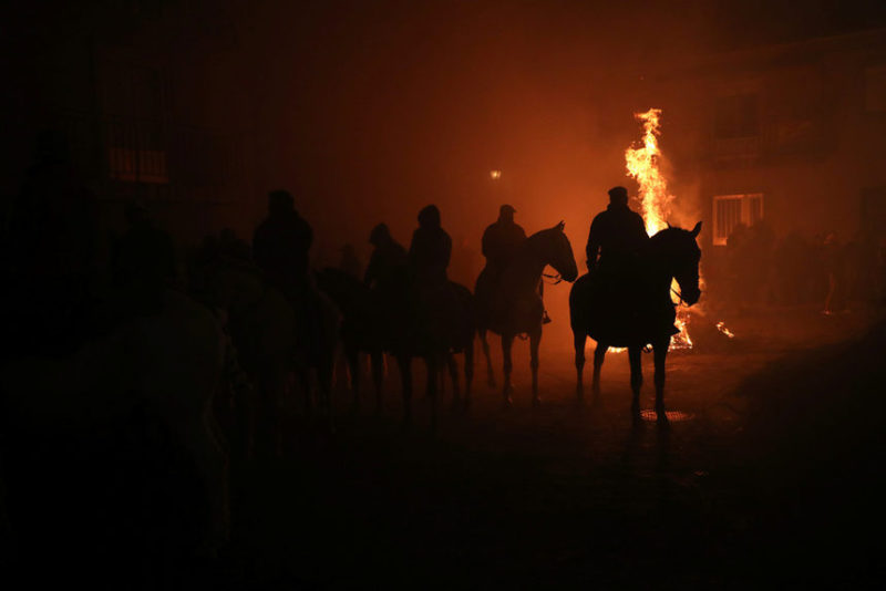 Конь огонь фестиваль. Праздник огня и животных в Испании. Всадник через огонь. Расходный материал ночной скакать развеянный