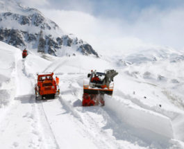 расчищают дорогу в альпах
