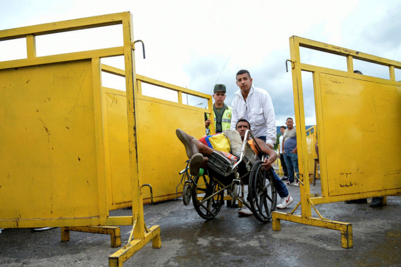 Люди пересекают колумбийско-венесуэльскую границу