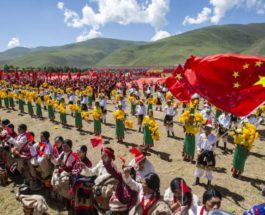 Тибетцы выступают