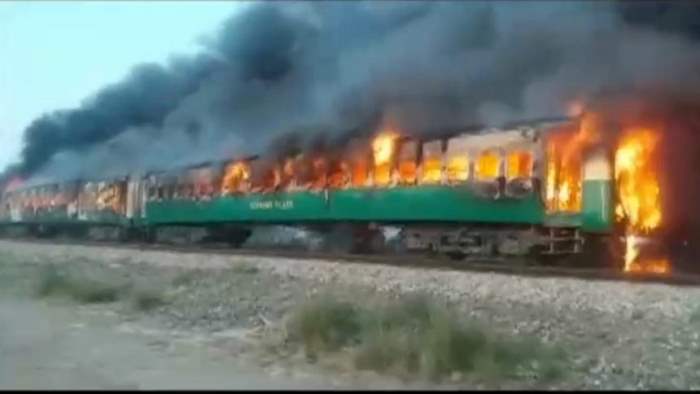 Пакистан взрыв поезда
