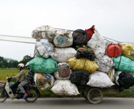 Сборщик отходов транспортирует пластиковый лом